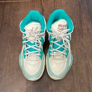 Nike Kyrie Infinity size 8.5